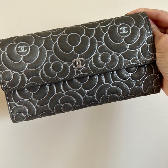 Rare Color Chanel Camellia Wallet in a Metallic Charcoal Gray - Picture 1 of 8